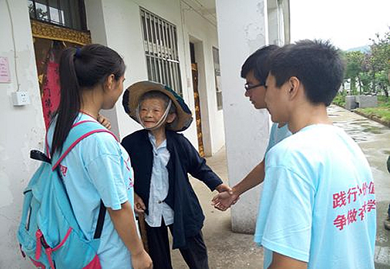 池州暑期志愿者“三下鄉(xiāng)” 里山敬老院里獻(xiàn)愛心